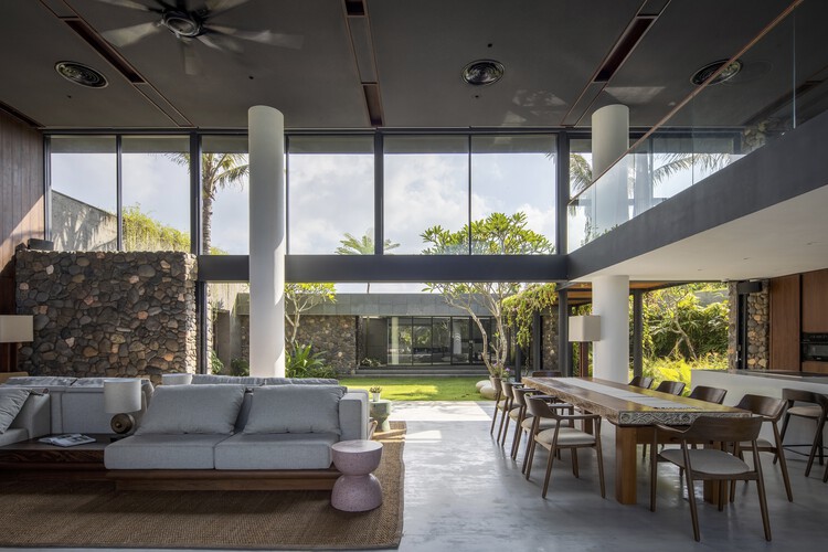 Villa Cumulus / Arkana Architects - Интерьерная фотография, стол, стул