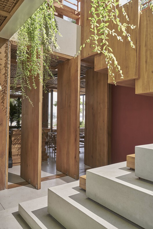 Clay Saigon Café / Архитектура StudioDuo |  Интерьер - Интерьерная фотография, Дерево, Фасад, Колонна