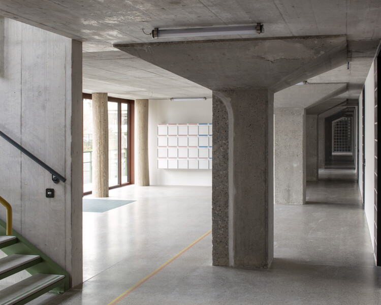 Преобразование винного погреба в жилье / Esch Sintzel Architekten - Интерьерная фотография, колонна, балка