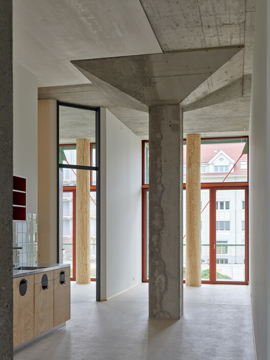 Преобразование винного погреба в жилье / Esch Sintzel Architekten - Интерьерная фотография, Балка, Колонна