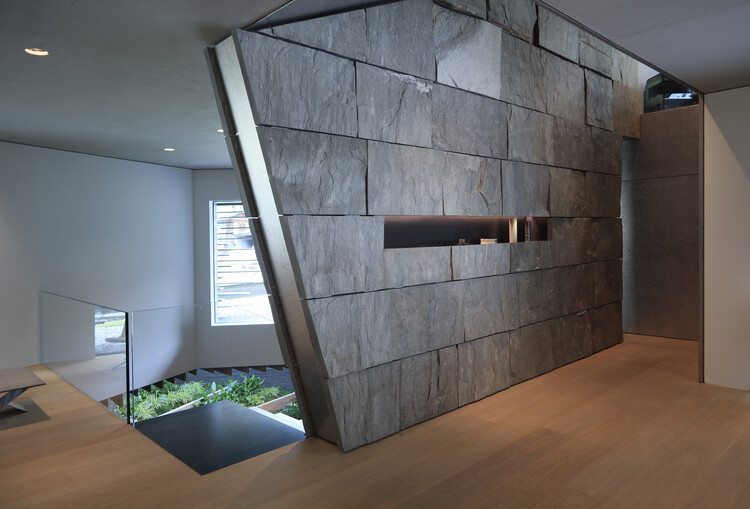 Изучение Haus Balma от Kengo Kuma Architects в Вальсе, Швейцария, через объектив Пола Клеменса — изображение 4 из 27