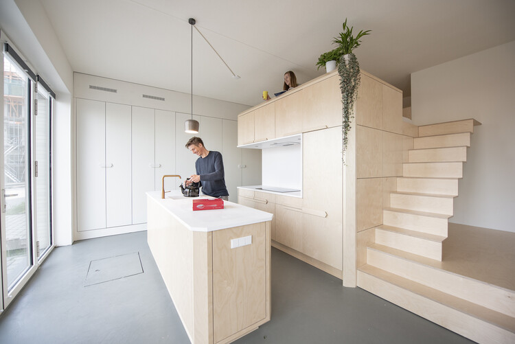 Проектирование инновационных небольших кухонь с использованием различных композиций и материалов — изображение 5 из 19