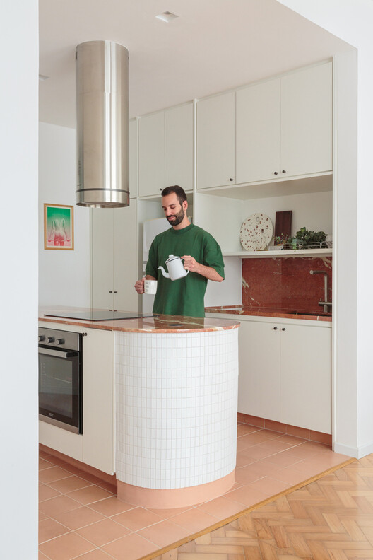 Проектирование инновационных небольших кухонь с использованием различных композиций и материалов — изображение 18 из 19
