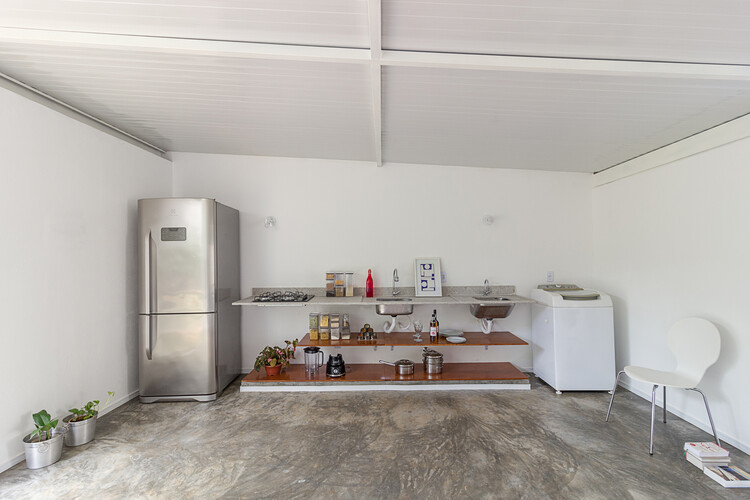 Проектирование инновационных небольших кухонь с использованием различных композиций и материалов — изображение 11 из 19
