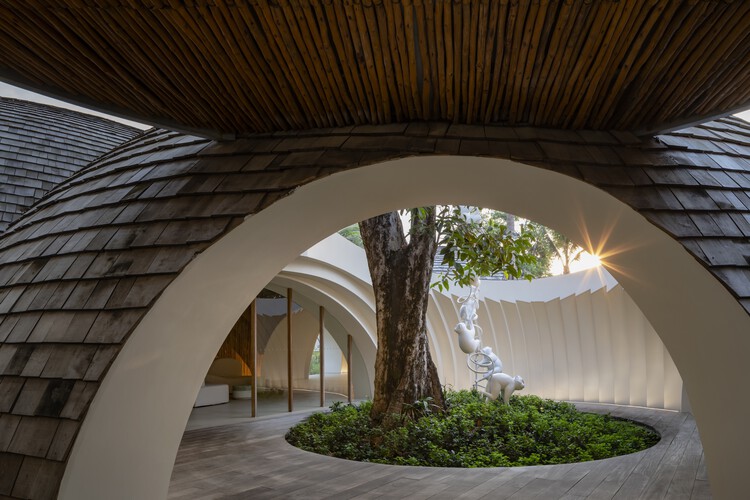 Holiday Inns Samui Lobby / Onion - Интерьерная фотография, окна, арка, балка