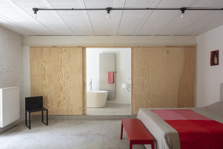 Strawen House / l'atelier Nomadic Architecture Studio + Devspace - Интерьерная фотография, Стол, Кровать, Спальня