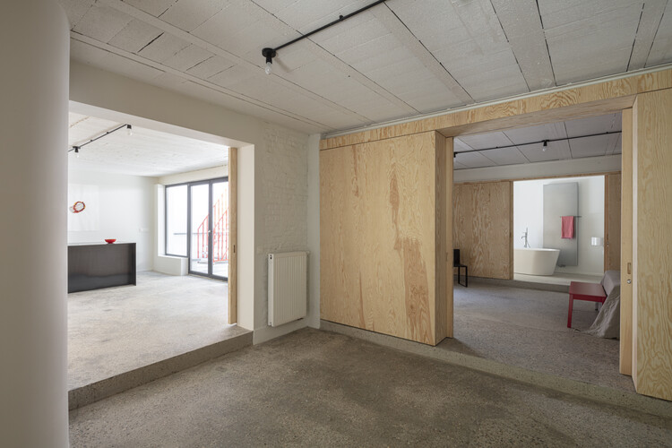 Strawen House / l'atelier Nomadic Architecture Studio + Devspace - Интерьерная фотография, окна, балка
