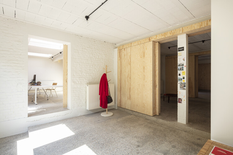 Strawen House / l'atelier Nomadic Architecture Studio + Devspace - Интерьерная фотография, Гардероб, Стул