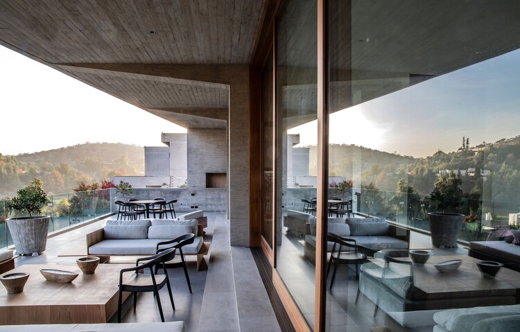 Casalema House / Gonzalo Mardones V Arquitectos - Интерьерная фотография, Стол, Стул, Окна, Балка