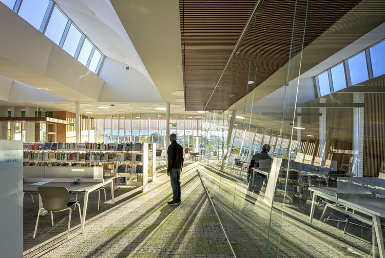   Международная районная библиотека CABQ​ / Архитектура RMKM - Интерьерная фотография, Лестницы