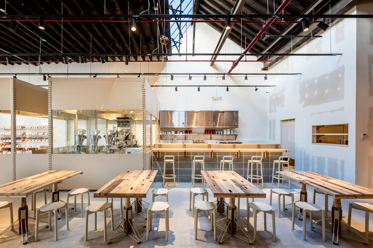 50 Norman Restaurant and Shop / Schemata Architects + Jo Nagasaka - Интерьерная фотография, стол, окна, балка