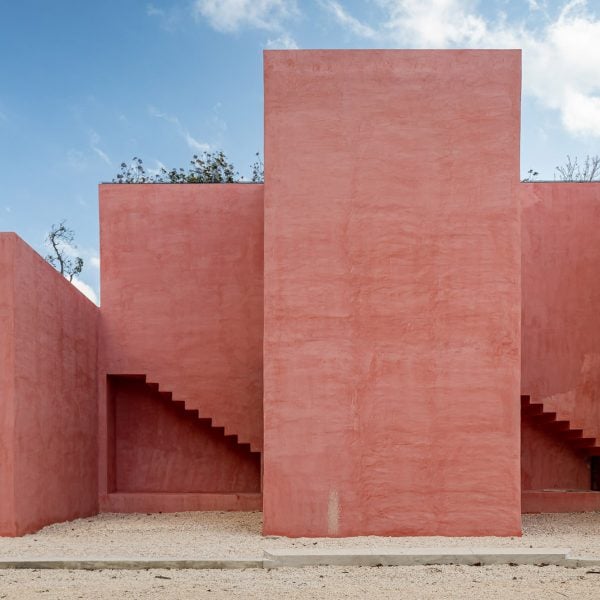 Coyote Arquitectura проектирует повторяющийся красный дом в Тулуме