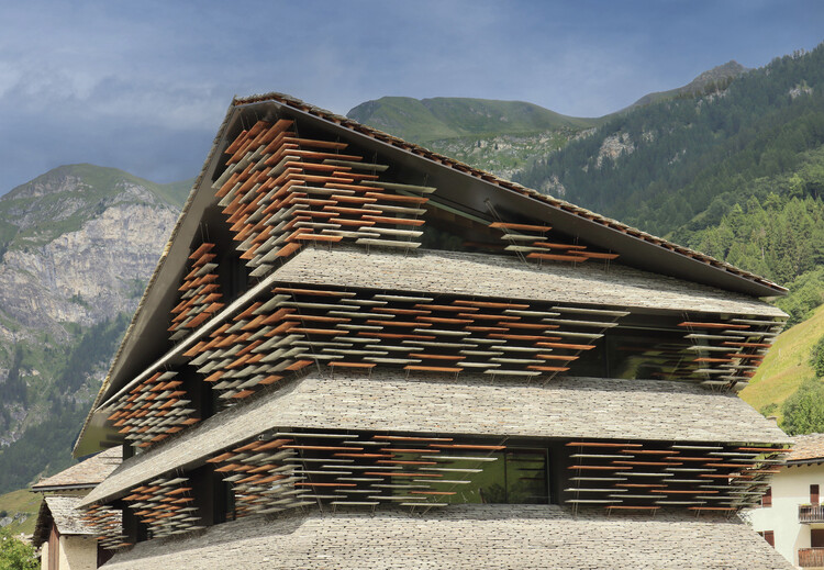 Изучение Haus Balma от Kengo Kuma Architects в Вальсе, Швейцария, через объектив Пола Клеменса — изображение 1 из 27