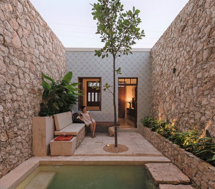 Как спроектировать дом на узком участке?  Примеры в Мериде, Мексика — изображение 1 из 27
