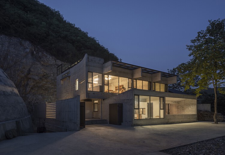 Cliff House / LI WENXI Architects - Экстерьерная фотография, окна, фасад