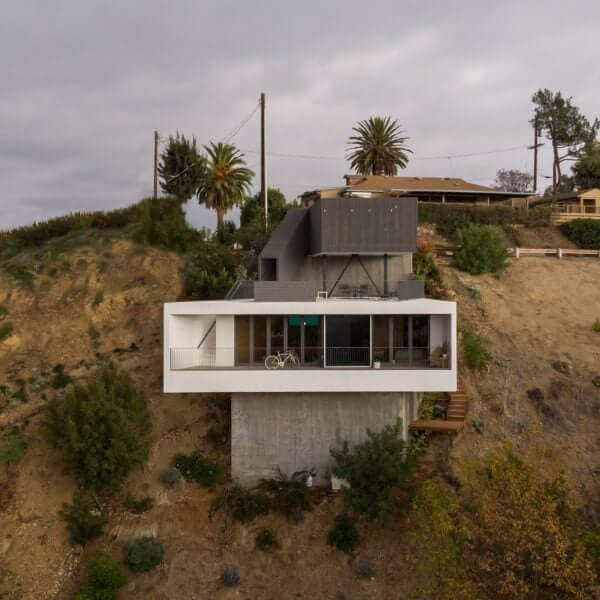 Консольный дом Anonymous Architects над холмом Лос-Анджелеса