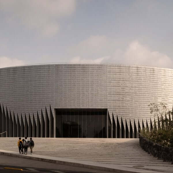 Музей Мексики представляет «живой фасад» из алюминиевых панелей