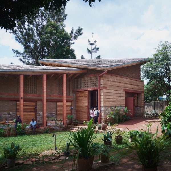 New Makers Bureau завершает строительство центра искусств из утрамбованной земли в Кампале