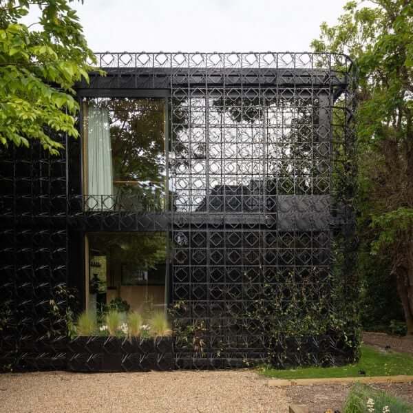 Скульптурный стальной экран приглашает природу расти вокруг Woven House в графстве Кент.