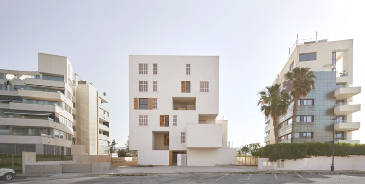 Социальное жилье на Ибице / RipollTizon Estudio de Arquitectura - Экстерьерная фотография, окна, фасад