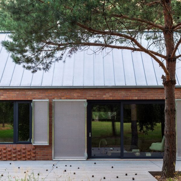Studio Onu использует народную архитектуру для дома в польском лесу