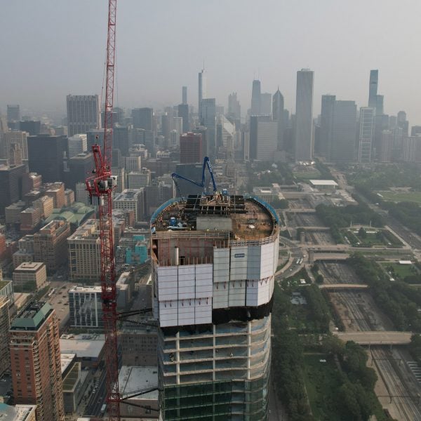 1000-метровый небоскреб, спроектированный Хельмутом Яном, возвышается над Чикаго
