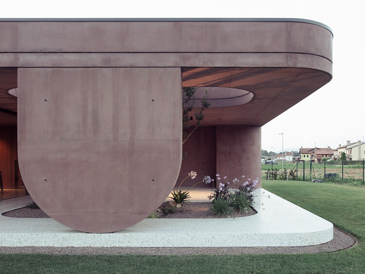 Дом с большим крыльцом / MIDE architetti - Экстерьерная фотография, Колонка