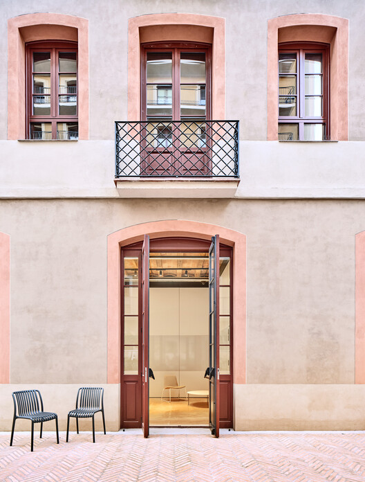 Офисы Фонда Бофилла / GCA Architects - Интерьерная фотография, окна, дверь, кирпич, фасад, стул, арка