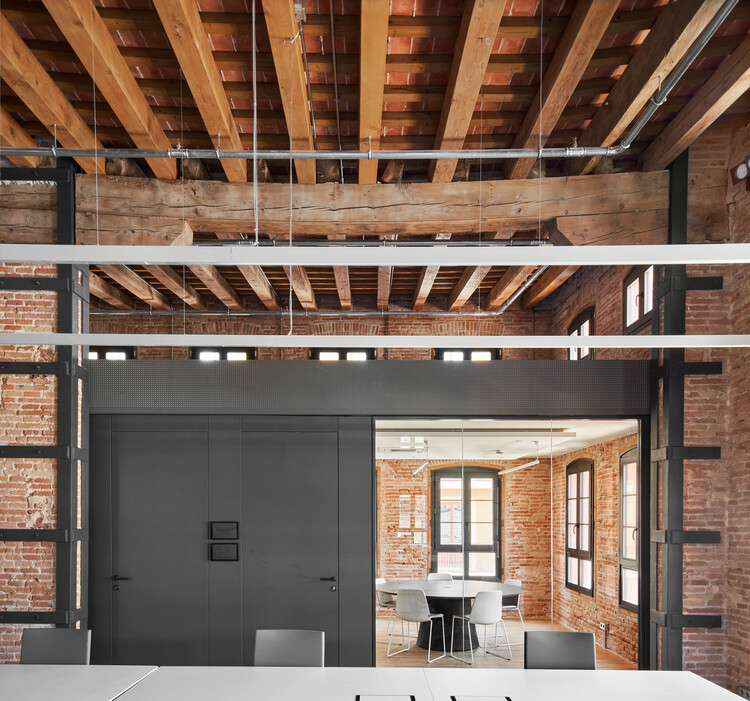 Офисы Фонда Бофилла / GCA Architects - Интерьерная фотография, окна, балка, стул