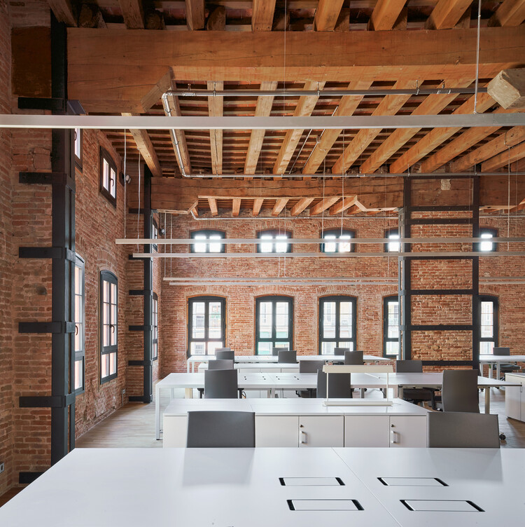 Офисы Фонда Бофилла / GCA Architects - Интерьерная фотография, кухня, окна, балка