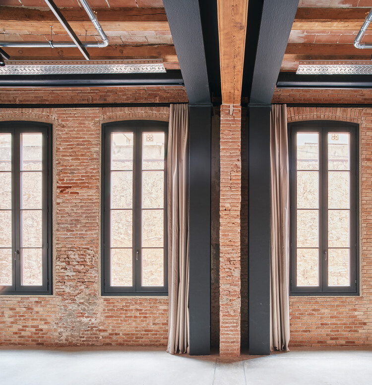 Офисы Фонда Бофилла / GCA Architects - Интерьерная фотография, окна, кирпич, фасад, балка, колонна