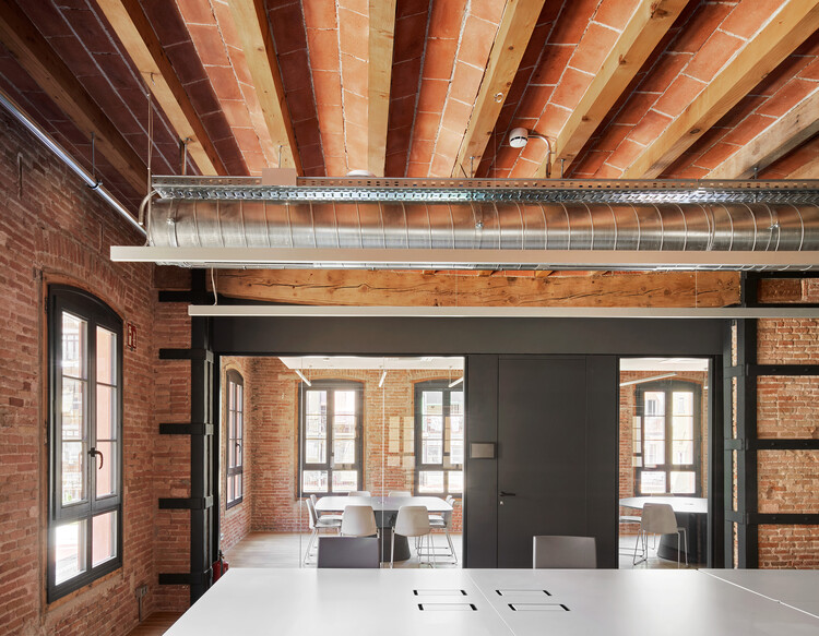 Офисы Фонда Бофилла / GCA Architects - Интерьерная фотография, кухня, окна, балка
