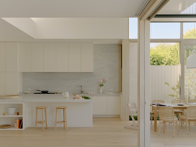 Wheatland House / Tom Robertson Architects - Интерьерная фотография, кухня, стол, стул, столешница, окна, балка