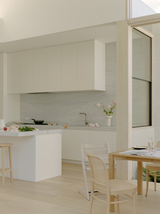 Wheatland House / Tom Robertson Architects - Интерьерная фотография, кухня, стол, столешница, стул