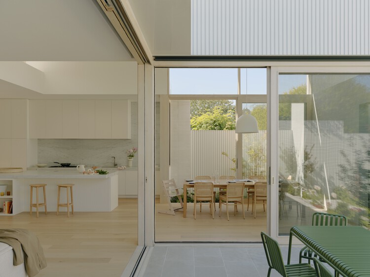 Wheatland House / Tom Robertson Architects - Интерьерная фотография, стол, стул, окна