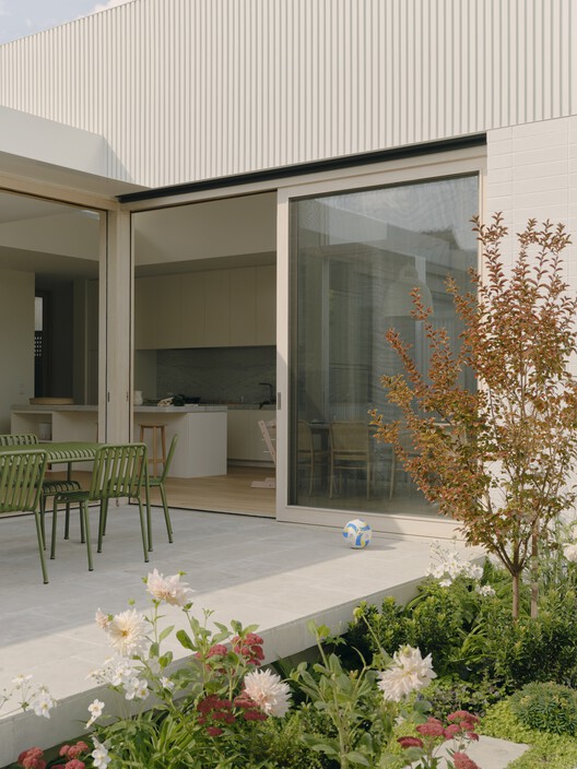 Дом Уитленда / Tom Robertson Architects - Внутренняя фотография, стол, окна, стул, фасад, сад