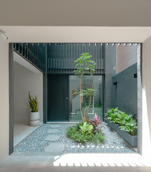 The Veil House / Paperfarm - внутренняя фотография, фасад, сад, двор