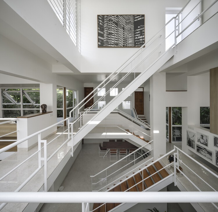 Завуалированный дом / Gaurav Roy Choudhury Architects GRCA - Внутренняя фотография, лестницы, окна, перила