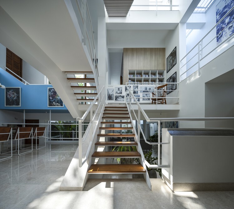 Завуалированный дом / Gaurav Roy Choudhury Architects GRCA - Внутренняя фотография, лестницы, стеллажи, стул, перила