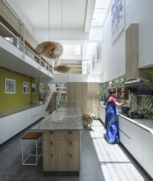 Завуалированный дом / Gaurav Roy Choudhury Architects GRCA - Внутренняя фотография, кухня, балка, перила