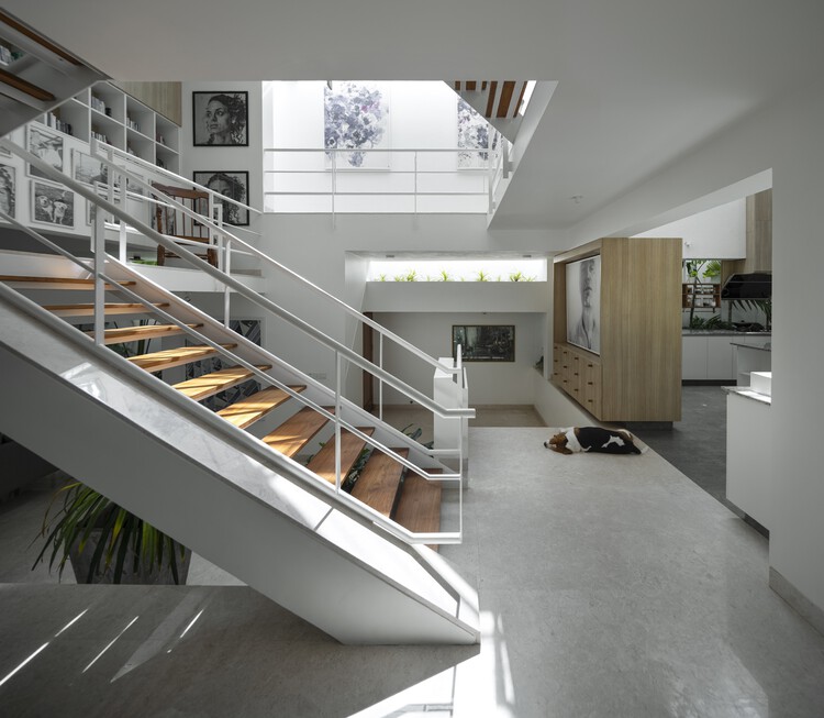 Завуалированный дом / Gaurav Roy Choudhury Architects GRCA - Внутренняя фотография, лестницы, окна, перила