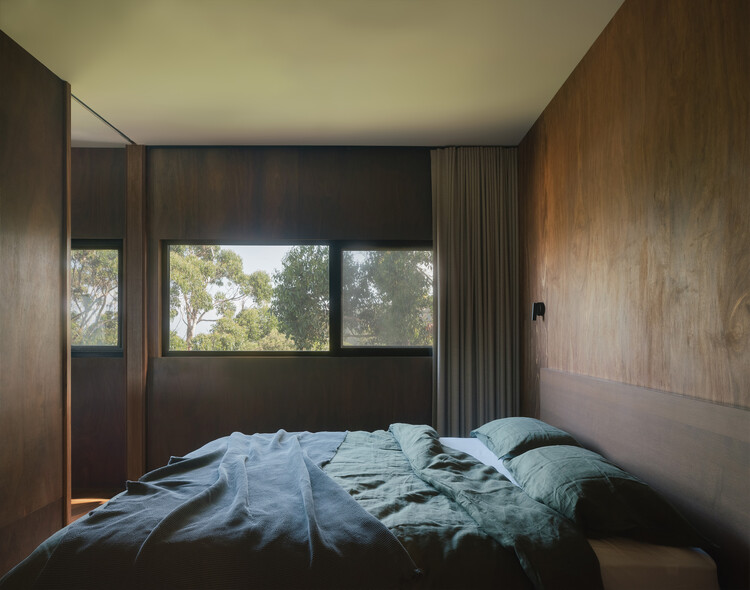 AO.30 Kennett River House / MGAO - Интерьерная фотография, Спальня, Окна, Кровать