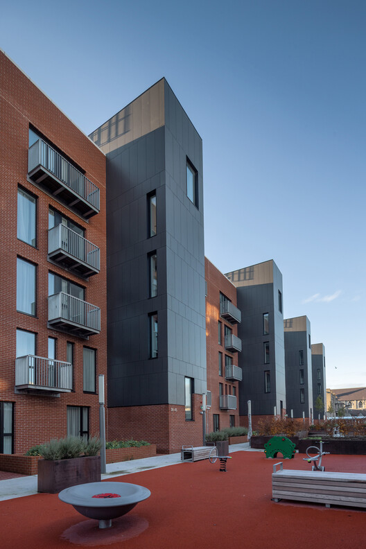 Dominick Hall Housing / Carr Cotter & Naessens + Denis Byrne Architects - Экстерьерная фотография, окна, фасад