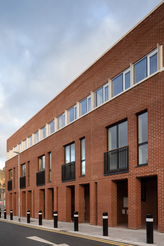Dominick Hall Housing / Carr Cotter & Naessens + Denis Byrne Architects - Экстерьерная фотография, окна, кирпич, фасад