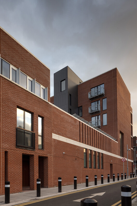 Dominick Hall Housing / Carr Cotter & Naessens + Denis Byrne Architects - Экстерьерная фотография, кирпич, фасад, окна