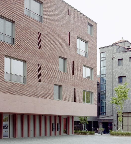 Офисное и жилое здание GODUNG / Stocker Lee Achitetti - Внешняя фотография, Окна, Кирпич, Фасад