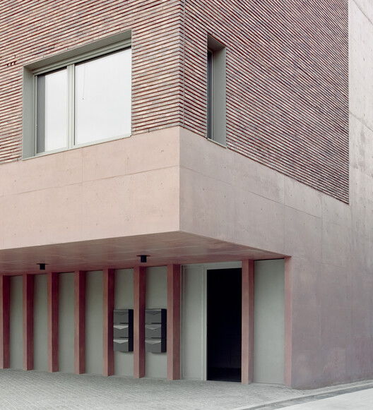 Офисное и жилое здание GODUNG / Stocker Lee Achitetti - Интерьерная фотография, окна, кирпич, фасад