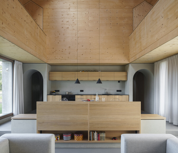 Дом в Миттерфишене / Florian Nagler Architekten - Интерьерная фотография, кухня, окна, балка