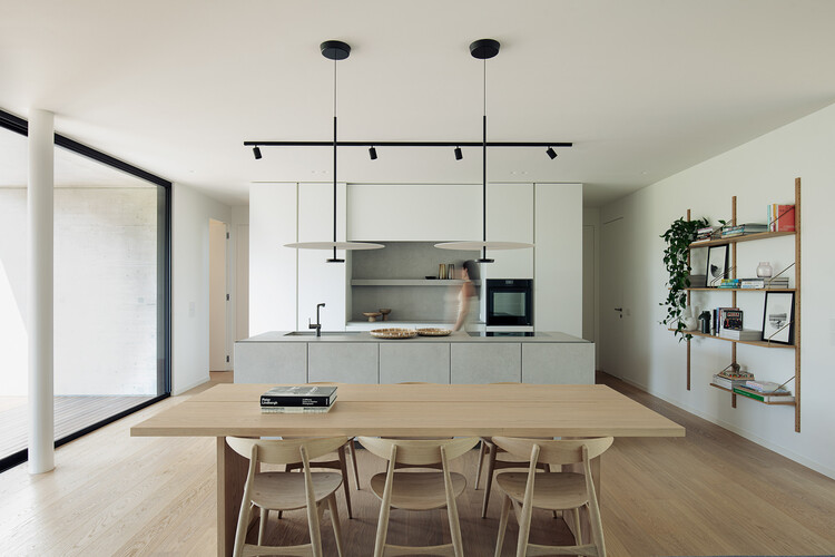 House NF / Didonè Comacchio Architects - Интерьерная фотография, Кухня, Стол, Столешница, Стул, Окна
