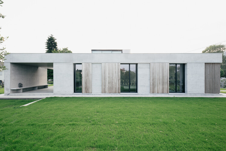 Дом NF / Didonè Comacchio Architects - Экстерьерная фотография, Окна, Фасад, Сад